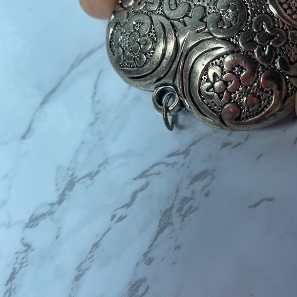 Large, lightweight heart shaped decorative embossed metal pendant for necklace - Picture 8 of 10